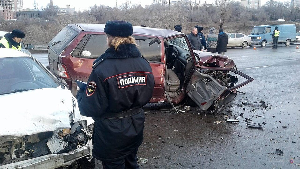 На месте ДТП работают полицейские. Фото: ГУ МВД по Волгоградской области