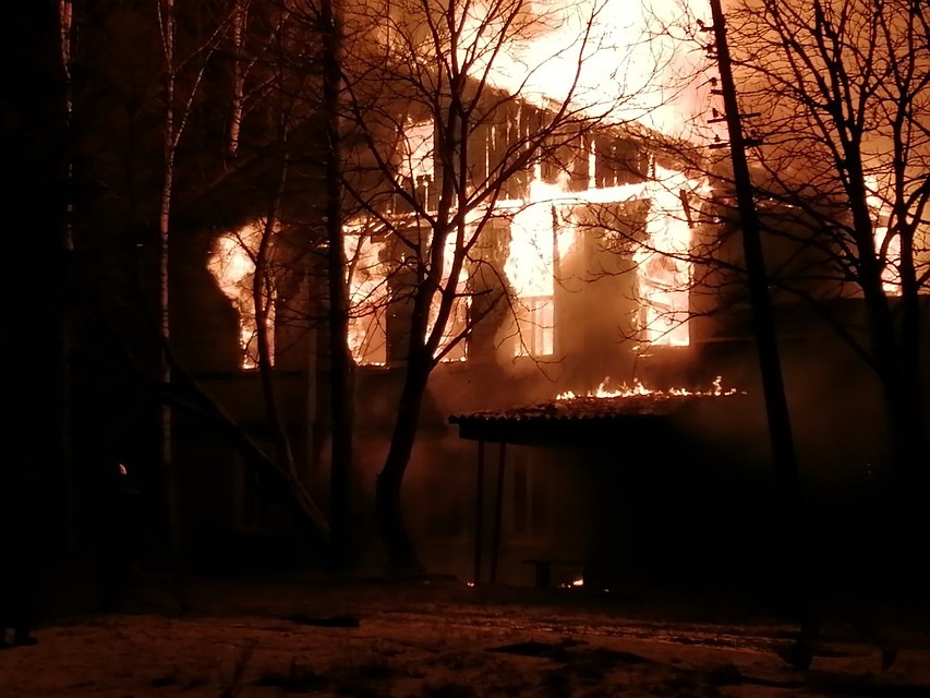 Фото с места пожара напоминают кадры из фильмов-катастроф. Фото: vk.com/avto.kolpino