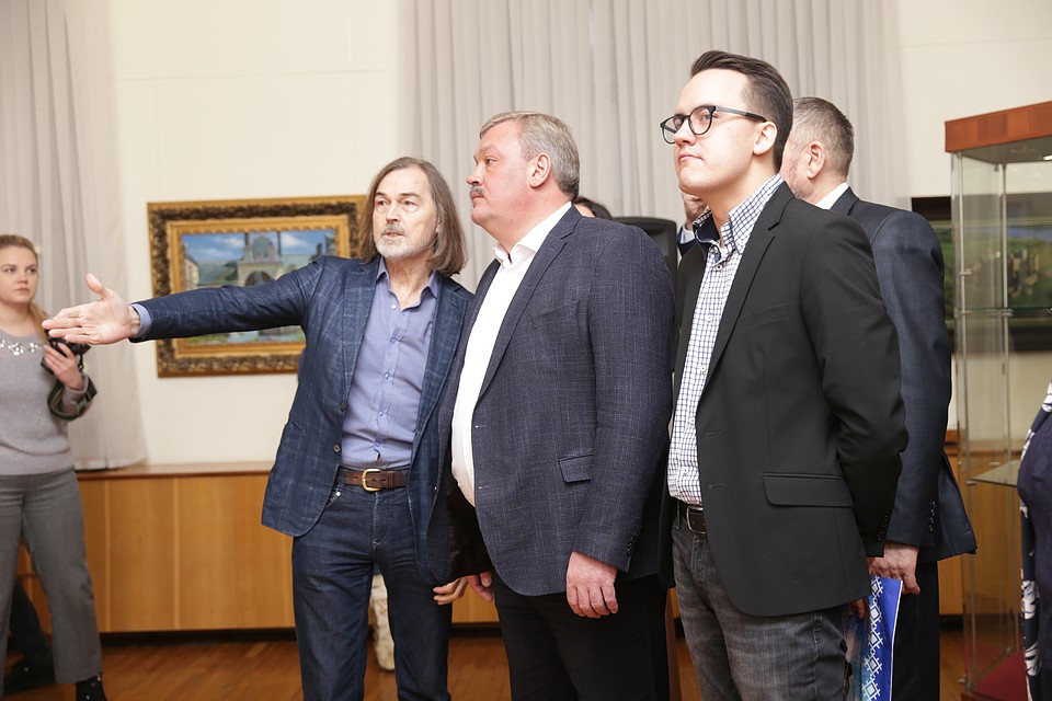 Художника поприветствовал Сергей Гапликов и министры Фото: Дарья ЮДИНА