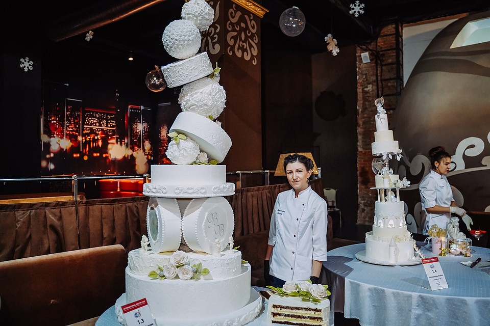 У Валентины Поповой получился очень вкусный торт Фото: Светлана МАКОВЕЕВА