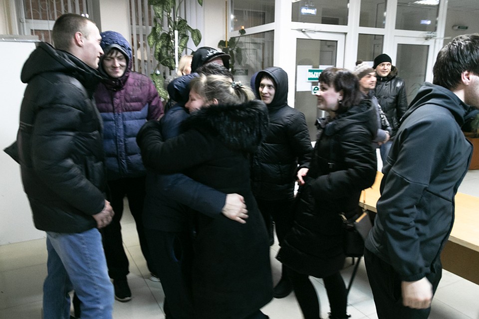 На выходе мужчину встречали многочисленные друзья и родные, пришедшие его поддержать в суде Фото: Рустем АХУНОВ