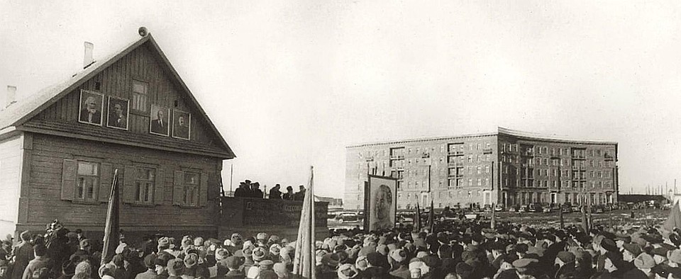 Дом I съезда РСДРП, где до войны жили Купала и Бядуля, восстановили после освобождения Минска и торжественно открыли в 1948-м. Кстати, стоял он тогда ближе к нынешней площади Победы. Фото: minsk-old-new.com