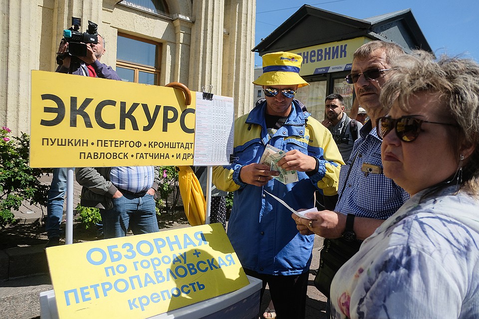 Представители туриндустрии фактически не оставляют гостям города выбора. Фото: Артем КИЛЬКИН
