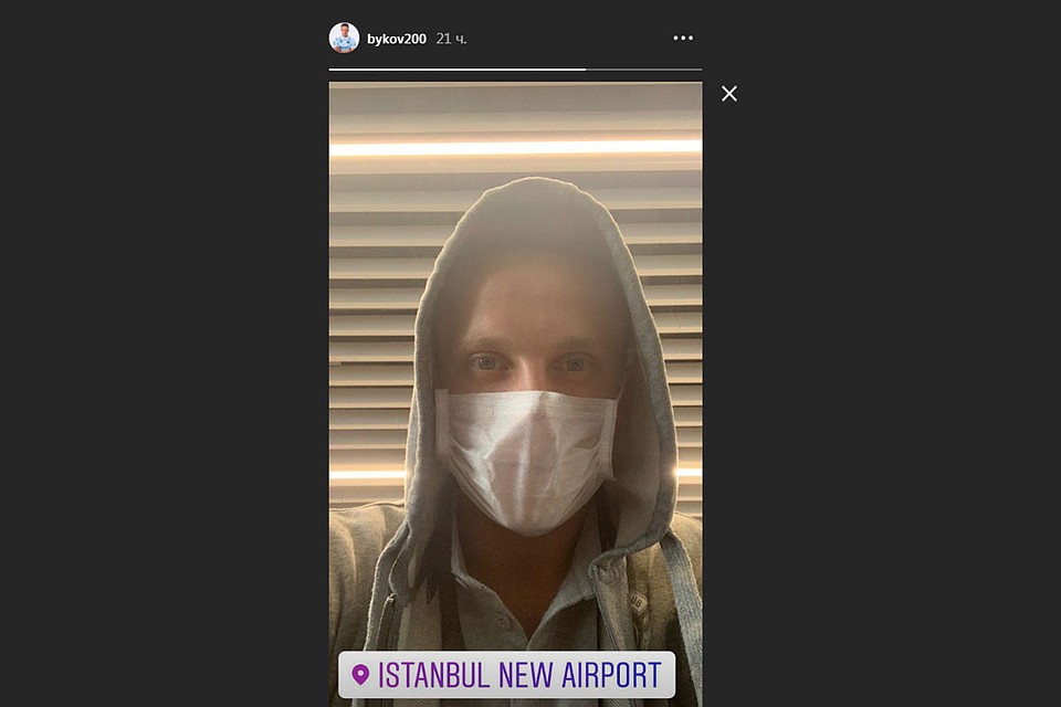 Футболист брестского "Динамо" в аэропорту Стамбула в маске. Фото: instagram.com/bykov200