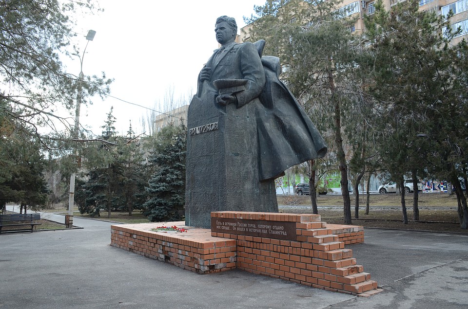 Памятник Чуйкову на улице Чуйкова. Фото: Геннадий БИСЕНОВ