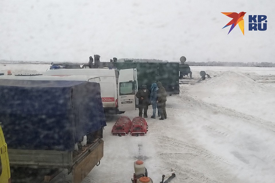 В аэропорту все службы были в максимальной готовности: запасли даже носилки, хотя все пассажиры здоровы Фото: Кира Санникова