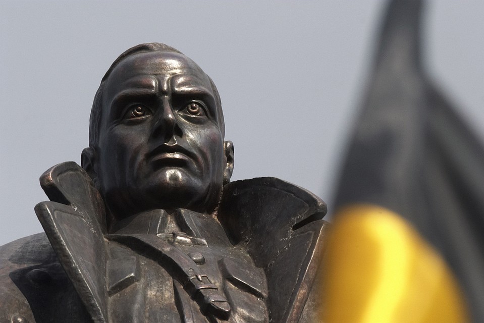Памятник Александру Колчаку, открытый к 130-летию со дня рождения адмирала перед Знаменским монастырем в Иркутске. Фото ИТАР-ТАСС/ Григорий Собченко
