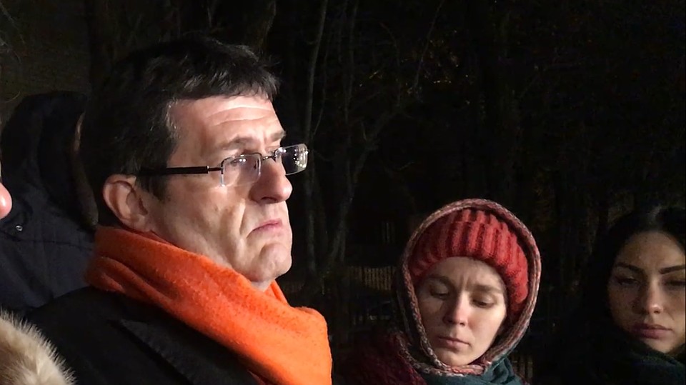 Адвокат клиники «Мать и дитя» Анатолий Клейменов рассказал, что за последние полгода отец навещал девочку всего раз, а мать - ни разу. Фото: Александр РОГОЗА