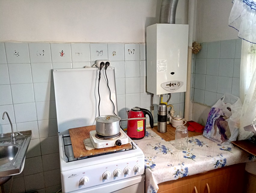 Готовить пенсионерке теперь приходится на плитке Фото: Александра БУДАЕВА