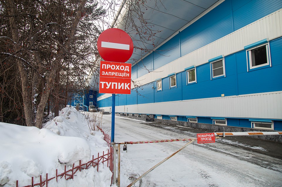 Возле ледовой арены. Фото: Валерий ЗВОНАРЕВ