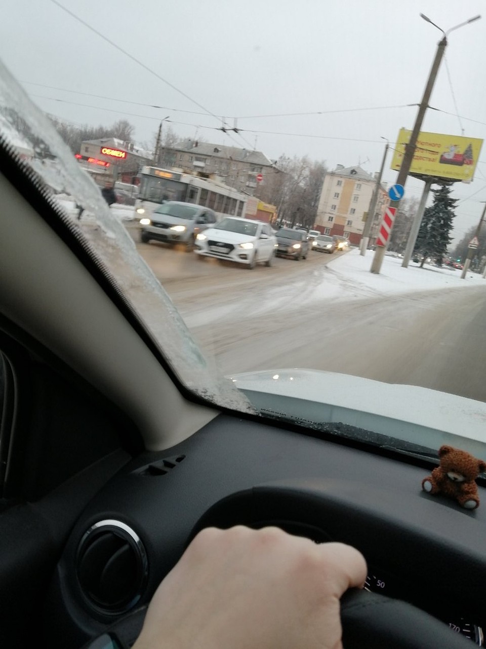 Троллейбусы сломались на подъёме на Юный мост. Фото: Татьяна Берлинова / vk.com/podslyshano_y_voditelei69