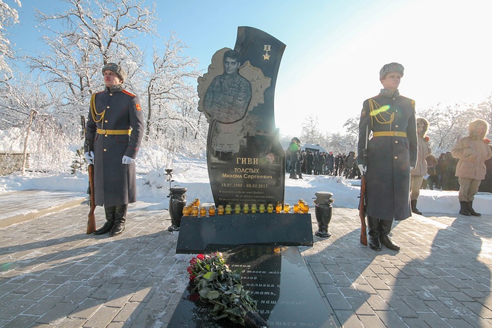 Почетный караул у могилы Михаила Толстых Фото: Андрей ТРУБЕЦКИЙ