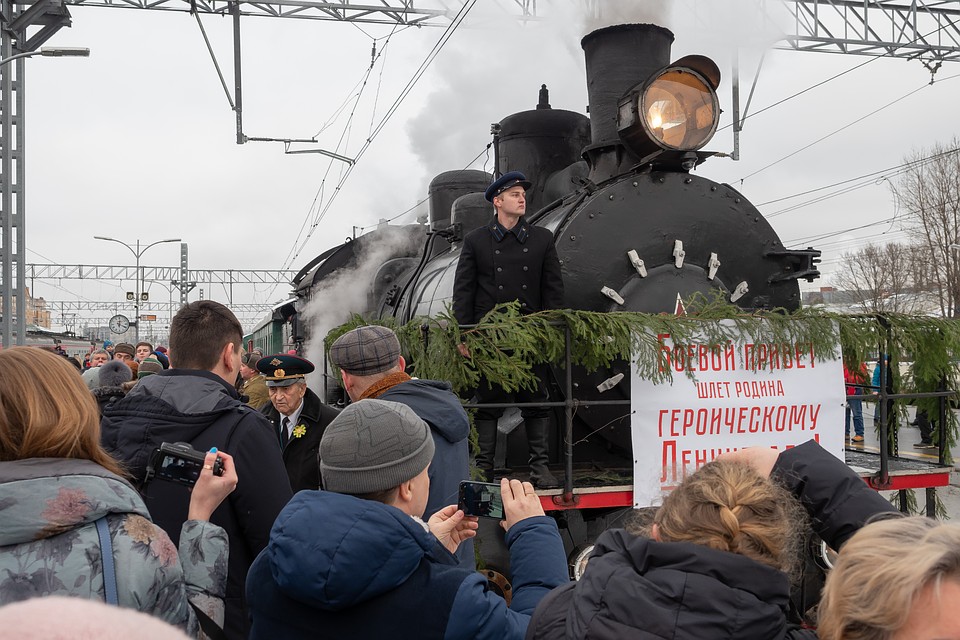 Поезд впервые за 77 лет вернулся на Финляндский вокзал Фото: Олег ЗОЛОТО