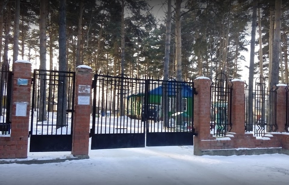 Так выглядят ворота карантинного центра. Фото: Александр Самарин