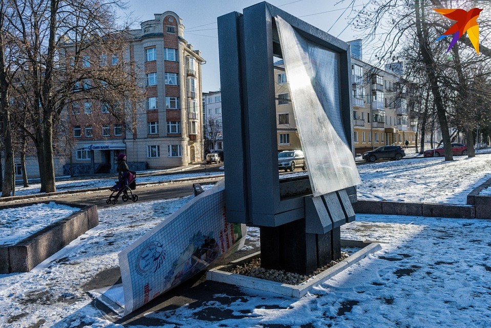 Конструкция с ветеранами и многодетными семьями упала на аллее возле Горпарка Орла Фото: Вячеслав КОВАЛЕНКО