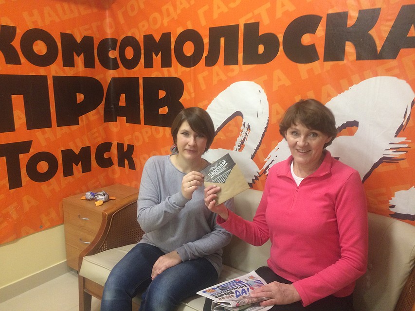 Жанне Леоненко (справа) за рецепт сбитня из брусники вручили сертификат на отличный ужин в трактире «Заречный».
