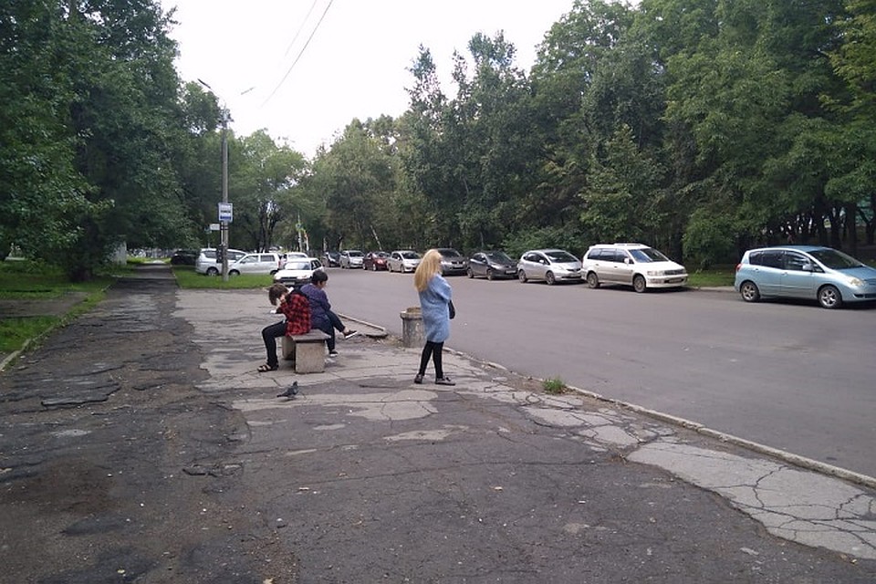 Остановка «Банк «Открытие», сентябрь 2019 года. С тех пор только урна добавилась Фото: Юлия ТЕРЕНТЬЕВА