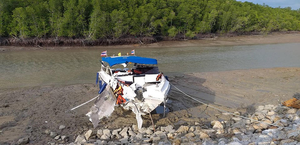 Спидбот легкий, как поплавок, корпус у него не металлический Фото: Eakkapop Thongtub, The Phuket News