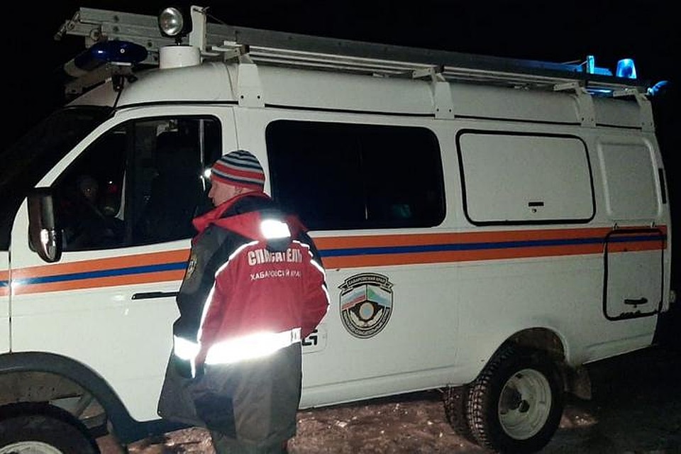 Под Хабаровском автомобиль с двумя рыбаками провалился под лед Фото: ГУ МЧС России по Хабаровскому краю