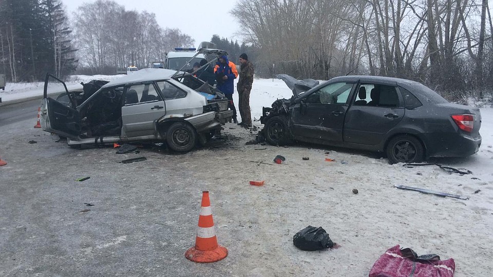 Движение на участке трассы затруднено, сотрудники ГИБДД оказывают помощь водителям при проезде места ДТП. Фото: УГИБДД по Свердловской области
