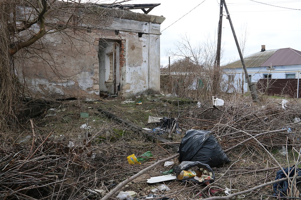 Жители окрестных домов устроили здесь свалку Фото: Анастасия ЖУКОВА