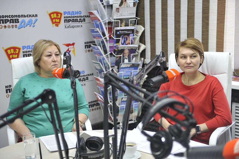Заместитель директора Хабаровского филиала АО «Страховая компания «СОГАЗ-Мед» Анна Александровна Абубекирова и заместитель главного врача по медицинской части (КГБУЗ «Городская поликлиника №8» Министерства здравоохранения Хабаровского края) Лариса Михайло Фото: Сергей ПЯТКОВ