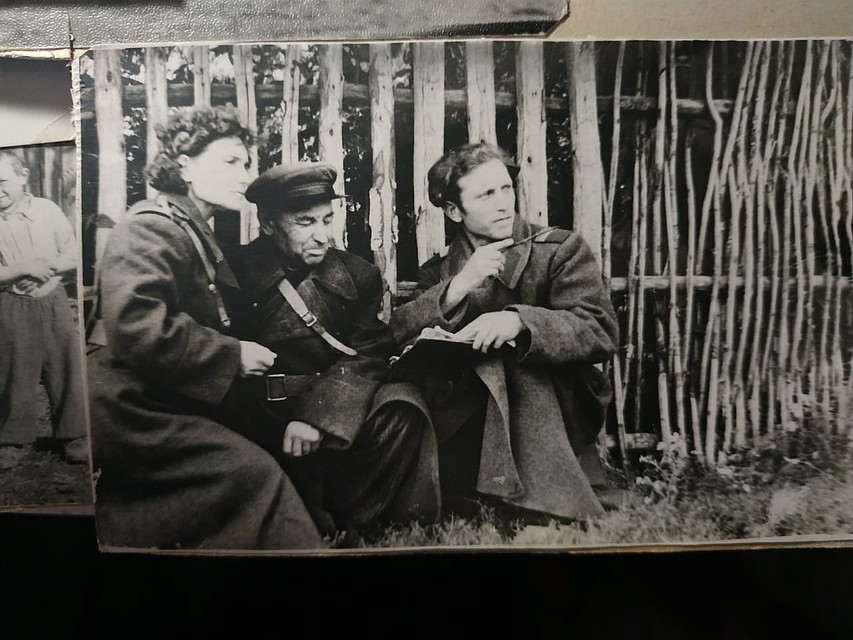 Мама, мой дед Евдоким и дядя Дмитрий через 15 лет после войны достали свои фронтовые шинели. Фото: из архива героя публикации