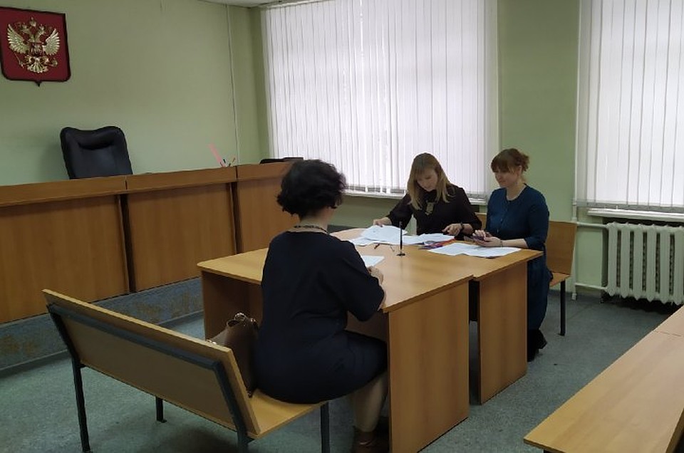 В суд пришли сотрудники Роспотребнадзора. Фото: Евгений СТОЯНОВ