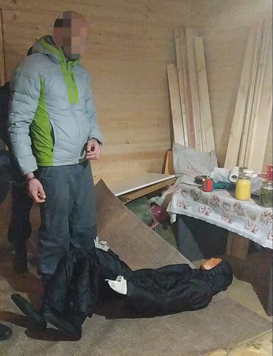 Мужчина показал следователям, как именно убил мать, и скрыл следы. Фото: lenobl.sledcom.ru