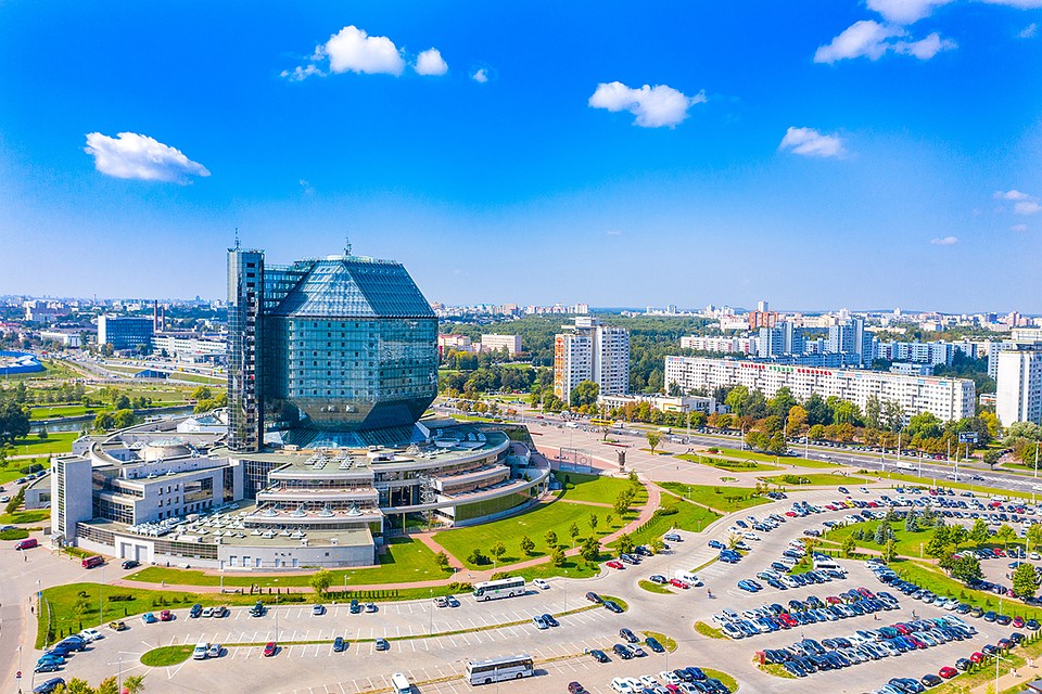 Просторная парковка буквально через дорогу, у Национальной библиотеки.