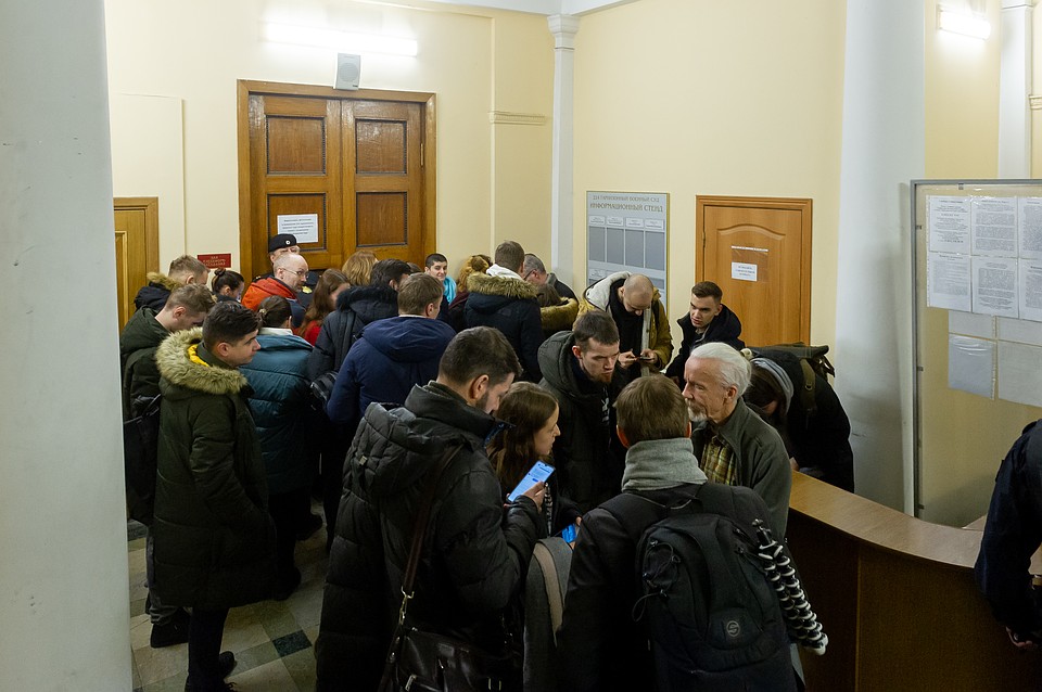 Активисты наряду с журналистами штурмуют здание суда Фото: Олег ЗОЛОТО