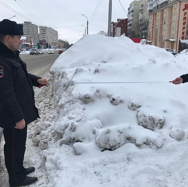 Из-за обильных осадков и несвоевременной уборки снега на многих улицах произошло сужение проезжей части, образовался снежный накат и валы на пешеходных переходах.