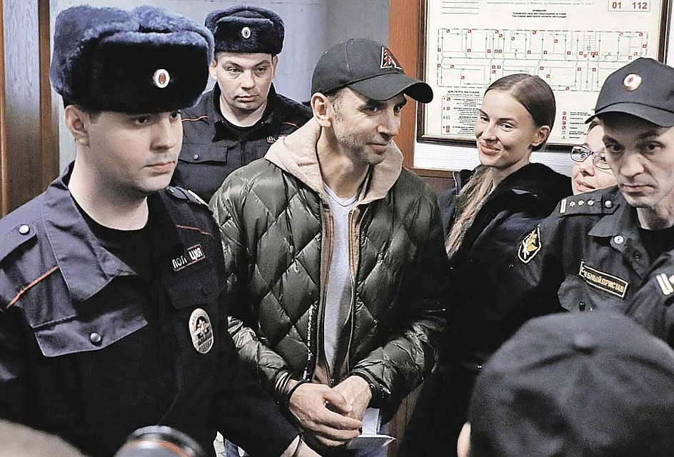 Экс-министр Михаил Абызов и его гражданская супруга, стюардесса Валентина Григорьева (на заднем плане), решили оформить брак. Фото: ТАСС