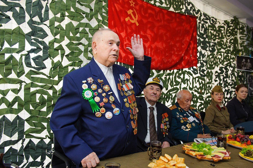 Степан Степанович рассказывает о том, как воевал. Фото: Александр РАЙКО