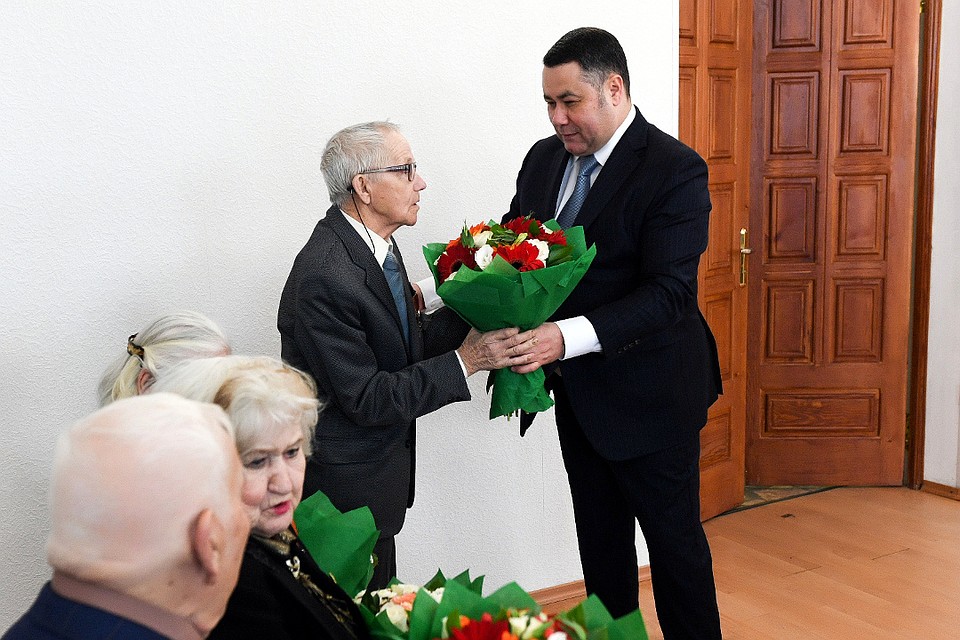 Губернатор вручил юбилейные медали ветеранам. Фото: ПТО