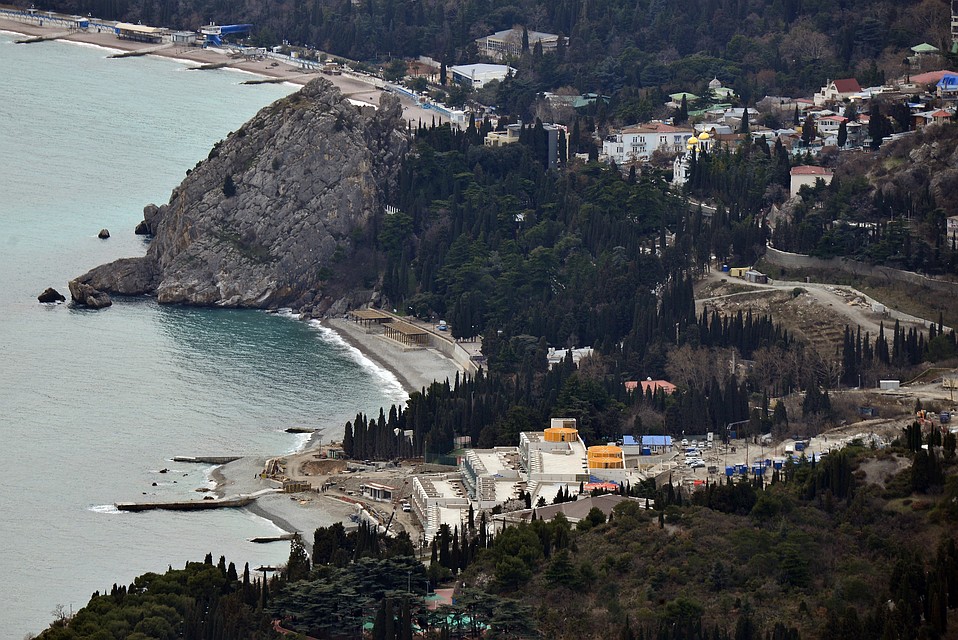 Здания прекрасно вписались в природный пейзаж. Фото: Юрий ЮГАНСОН