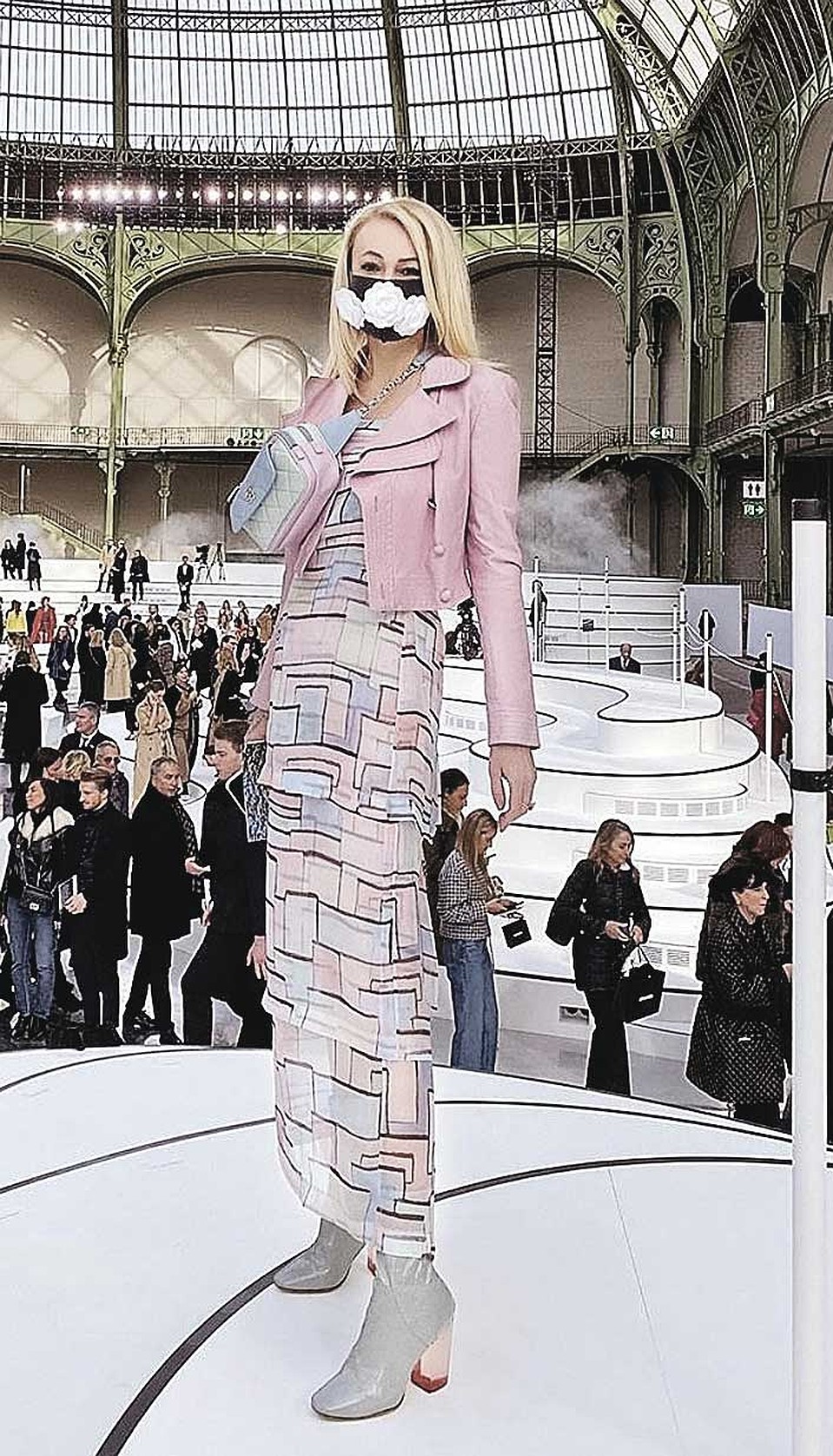Рудковская пришила на маску камелии - символ модного дома Chanel. Фото: Instagram.com