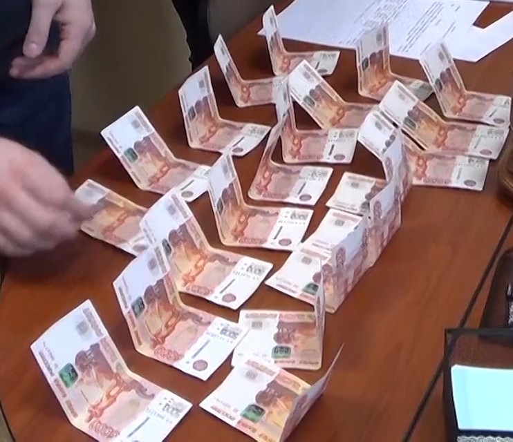 Деньги, которые получили вымогатели. ФОТО: ГУ МВД России по Кемеровской области.