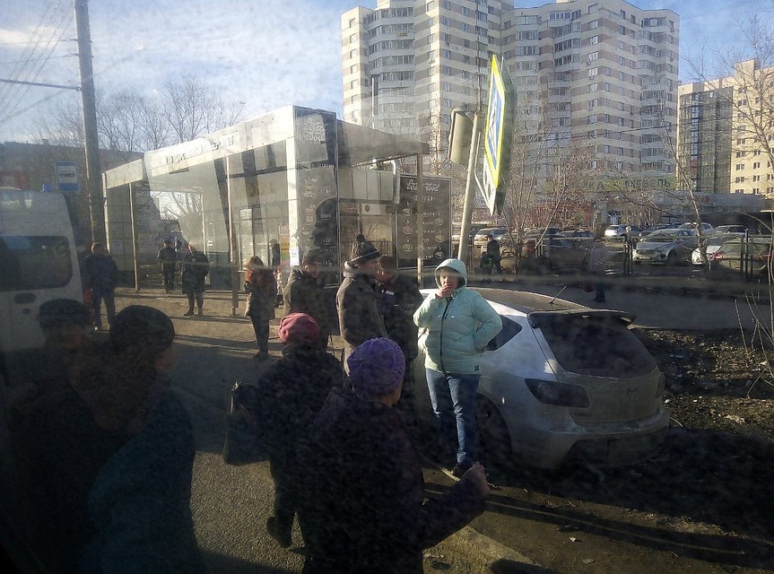 Еще одно ДТП произошло совсем рядом: в двух остановках. Фото: читатель КП-Челябинск