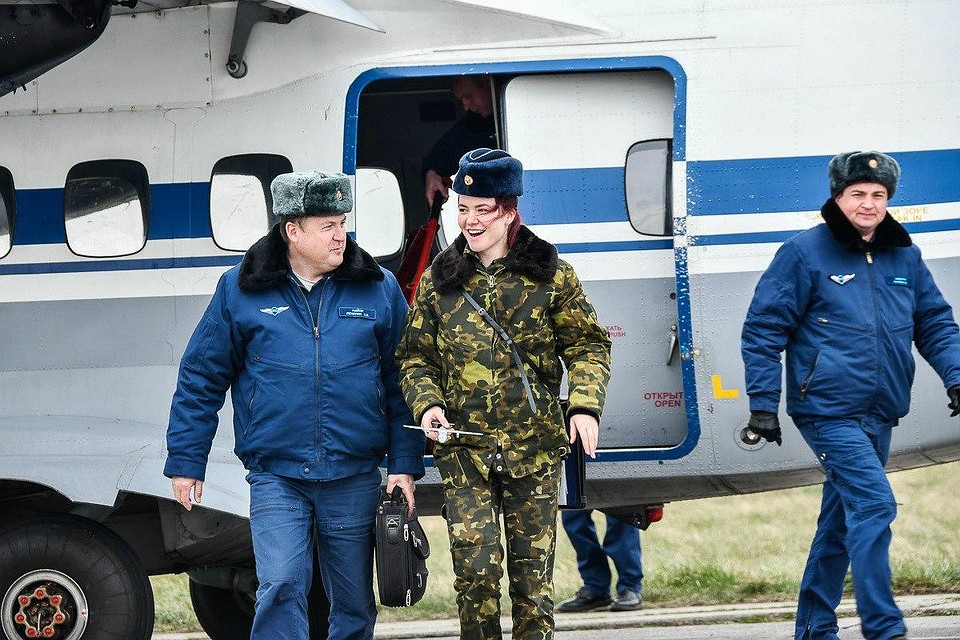 Эмоций после первого полета было много. Фото: Минобороны России.