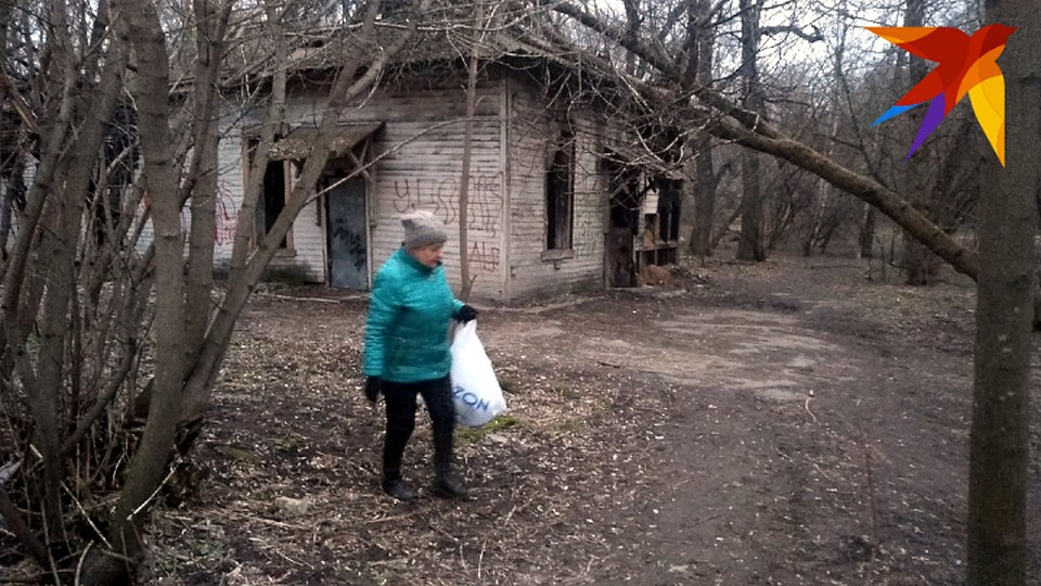 Собираю бутылки и мусор и глаза не поднимаю. Стыдно... Фото: Ирина ТАРАСОВА