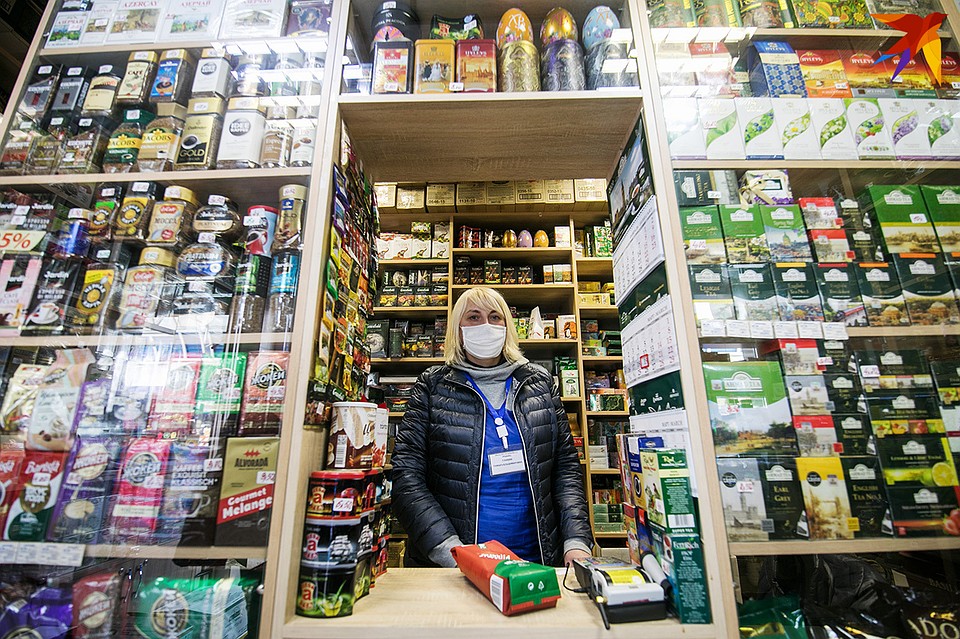 Продавец Тамара говорит, что из-за роста курса доллара растут и цены на импортную продукцию - чай, кофе Фото: Павел МАРТИНЧИК