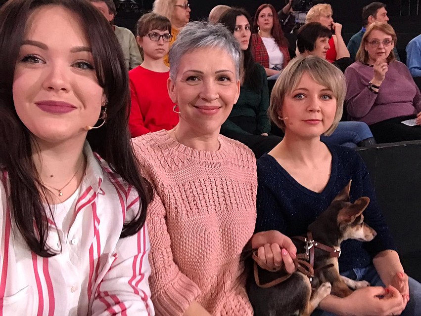 Юлия и Наталья Подолян с Молли на передаче «Видели видео?». Фото: www.instagram.com/hey_jul