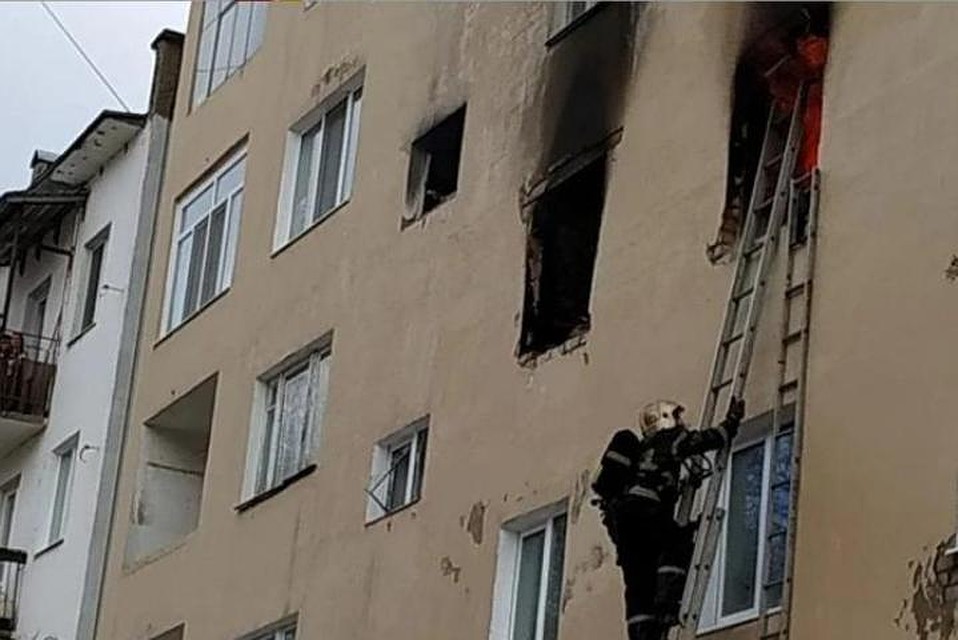Пожарные не смогли попасть в горящую квартиру через окно - так там было жарко. Фото: Андрей МАТЛИН