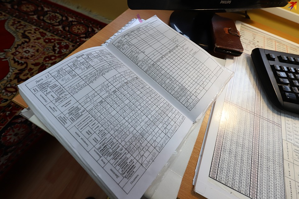 Все показания записывают в специальные метеорологические книжки только на карандаш. Никаких исправлений. Если есть ошибка, то метеоролог зачеркивает цифру и сверху пишет верную. Фото: Амир Закиров
