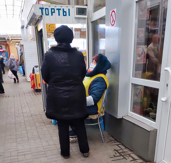 На Куйбышевском рынке продавцы тоже защищаются от коронавируса Фото: Анастасия ГОНЧАРОВА