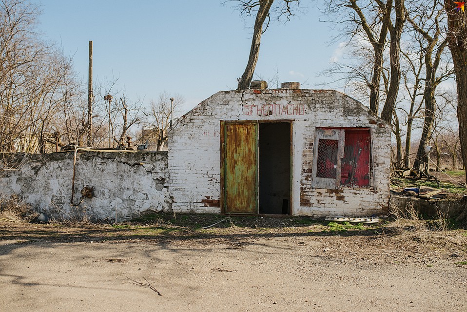 В этом подвале прятались партизаны. Фото: Ксения Заводчикова.