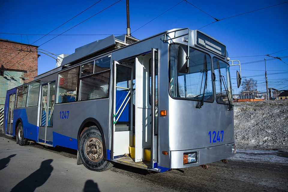 Троллейбусы, в отличие от маршруток, работают по полному графику - до 0.30. Фото: Алена МАРТЫНОВА