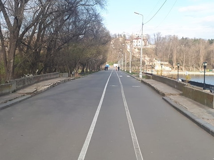 Но люди все-таки в парке есть.
