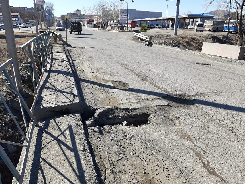 Три дня назад в мосту уже зияла огромная дырка Фото: Олег БЕЛОВ